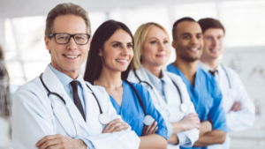 Descubra como o crescimento acelerado de médicos e a distribuição desigual vão impactar a carreira médica no Brasil até 2035.